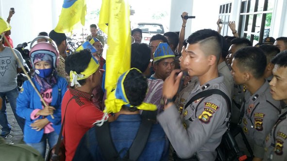 Aksi unjuk rasa yang dilakukan mahasiswa Pergerakan Mahasiswa Islam Indonesia (PMII) berujung ricuh dengan Polisi.